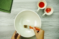 Thoa dầu ăn hoặc bơ xung quanh khuôn để chống dính cho chả cơm tấm. Cho hỗn hợp làm chả cơm tấm vào, dùng muỗng dàn phẳng mặt. Dùng màn bọc thực phẩm, bọc kín miệng khuôn chả. Đem khuôn chả trứng hấp cách thủy 20 phút.