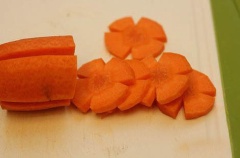Cà rốt rửa sạch, gọt vỏ rồi tỉa hoa. Hành lá rửa sạch, cắt khúc 1cm.