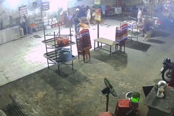 Nhóm người xông vào quán ăn, đánh gục 1 thanh niên ở TPHCM - Báo Người Lao Động
