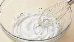 Trong tô lớn, trộn đều hỗn hợp sốt trộn salad gồm: 120g kem chua, 1 muỗng canh rượu vang trắng, 2 muỗng cà phê thì là thái nhỏ, 1/2 muỗng cà phê muối và 1/4 muỗng cà phê tiêu.