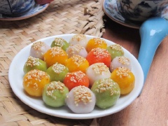 Nồi nước luộc bánh thì cho thêm 50gr đường, vài giọt nước cốt gừng, đun cho đường tan. Hòa bột năng với nước, đổ từ từ vào nồi nước vừa luộc bánh. Vừa đổ vừa khuấy cho đến khi nước trong nồi hơi sánh và chuyển màu trong thì tắt bếp. Múc phần nước này chan vào từng bát bánh chay.