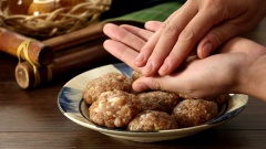 Làm chả băm: Xay nhuyễn (hoặc băm nhỏ) 500gr nạc dăm heo, ướp thịt với 20gr hành tím băm, 20gr tỏi băm, 3gr tiêu xay, 20ml nước mắm, 20ml nước hàng, 15gr dầu hào, 10gr mật ong và 1 muỗng cà phê dầu ăn. Trộn đều rồi ướp thịt 30 phút cho thịt thấm gia vị. Nạc dăm xay sau khi ướp nắn thành từng viên tròn dẹt vừa phải. Sau đó cho lên vỉ than hoa nướng chín đều 2 mặt.