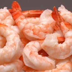 Tôm bóc vỏ bỏ đầu rồi đem luộc hoặc hấp phần vỏ và đầu để lấy nước dùng, lấy một chén nước luộc tôm đem hòa với ½ chén rượu nhỏ rồi cho lên bếp đun.