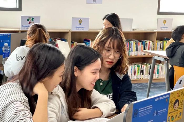 Sinh viên 'cắt càphê' để thích ứng trong thời buổi 'bão giá' - Báo VietnamPlus