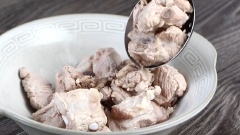 Sườn xào chua ngọt: Rửa sạch sườn heo (sườn non) và chặt miếng vừa ăn. Chần 500gr sườn non với nước pha 1 muỗng cà phê muối trong 10 phút rồi vớt ra để ráo. Sau đó ướp sườn heo 30 phút với ½ muỗng canh muối, ½ muỗng canh hạt nêm, 1 muỗng canh dầu hào, 1 muỗng canh nước tương cho ngấm vị.
