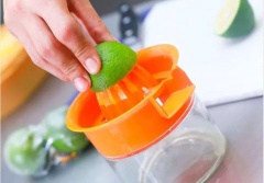 Chanh chọn quả lớn, mỏng vỏ. Trước khi cắt lăn đều quả chanh để chanh tiết nhiều nước hơn. Chanh rửa sạch vỏ, cắt làm đôi, ép bỏ nước, lượt bỏ hạt. Gỡ bỏ phần ruột chanh, để nguyên phần vỏ.