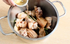 Cho hành lá, gừng, thịt ba chỉ, hoa hồi, tiêu, nước tương, hắc xì dầu và nước đường (ở bước 3) vào nồi. Thêm ½ chén nước bắc lên đun trong khoảng 45 phút trên lửa nhỏ đến khi thịt thấm, mềm.