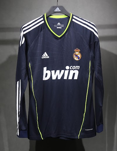 Retro 2010-11 Real Madrid Visitante 2.jpeg