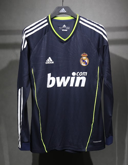 Retro 2010-11 Real Madrid Visitante 2.jpeg