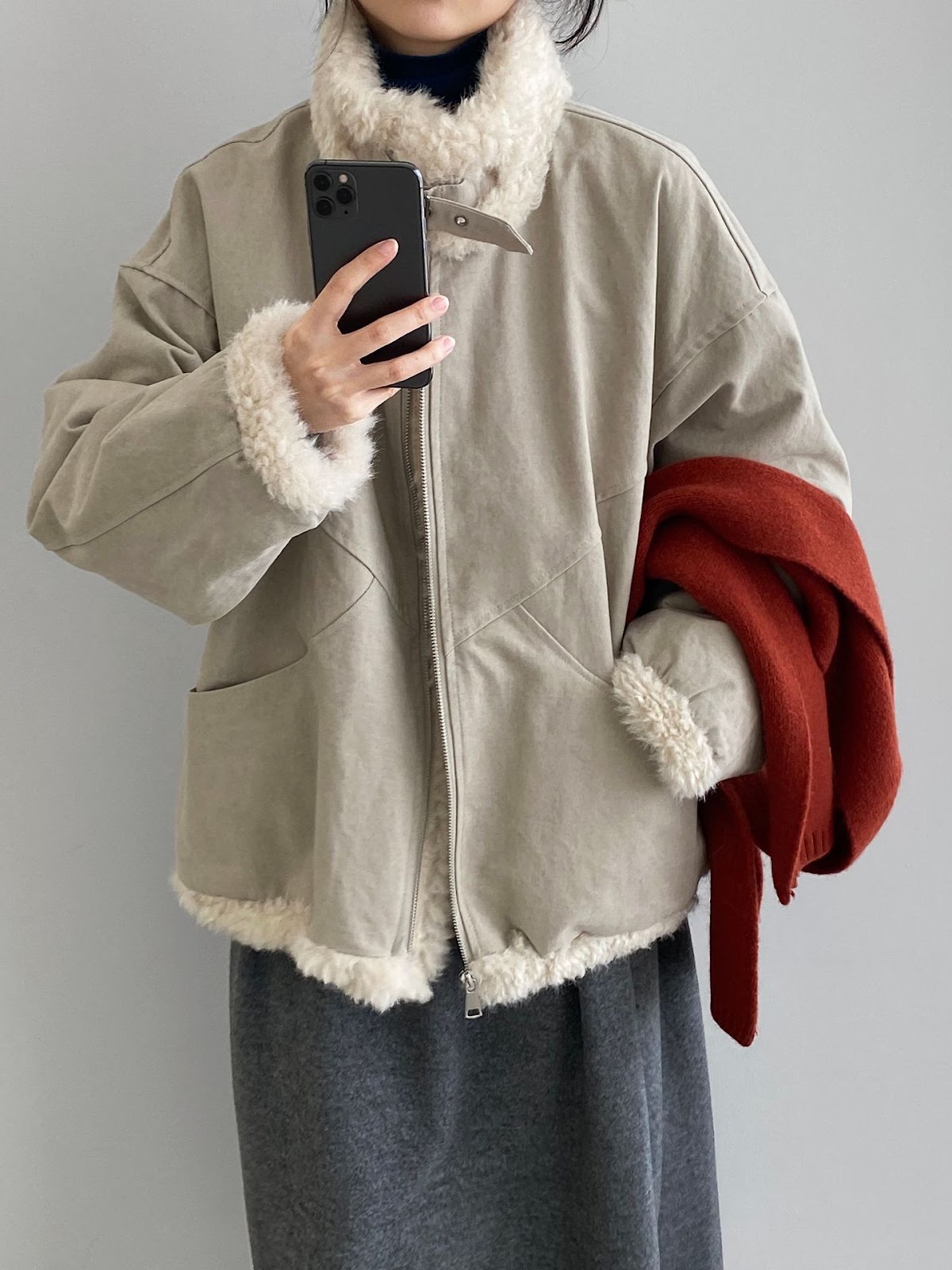 Padded women's down jacket with stand-up collar and faux fur