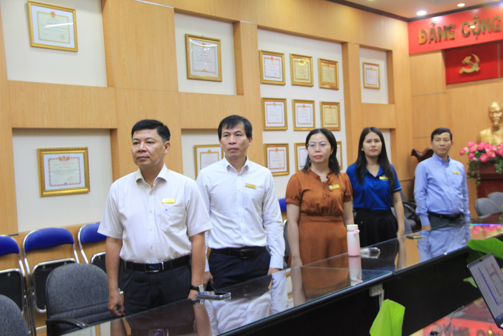 Lễ kết nạp Đảng viên mới tại Nghĩa trang Hàng Dương cho quần chúng Mai Anh Thy (CB1) và Lê Phương Thảo (CB5)