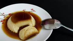 Đổ hỗn hợp trứng sữa vào khuôn (lớn nhỏ tuỳ ý) đã tráng caramel mang đi hấp chín. Thời gian từ 30-90 phút tuỳ khuôn bạn dùng lớn hay nhỏ. Đậy kín các khuôn, hũ hấp bánh flan bằng nắp đậy của khuôn hoặc nếu không có nắp đậy thì dùng màng thực phẩm hoặc giấy bạc bọc kín miệng khuôn bánh để tránh hơi nước nhiễu vào làm rỗ mặt bánh. Bánh flan chín úp ngược ra đĩa là có thể dùng. Cho vào ngăn mát tủ lạnh 1-2 tiếng nếu thích dùng lạnh.