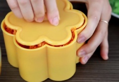 Đậu xanh không vỏ ngâm nở trong 2 tiếng, chắt bỏ nước rồi đem hấp chín, nghiền nhuyễn với đường. Ta đã có xôi lá dứa cho màu xanh, xôi gấc cho màu cam và phần đậu xanh nghiền màu vàng cho phần giữa. Múc lần lượt xôi gấc, đậu xanh, xôi lá dứa vào, ép khuôn tạo thành 3 lớp 3 màu.