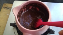 Đun tan chảy chocolate đen rồi đổ ra đĩa phẳng, nhúng 1 mặt bánh su vào cho dính chocolate, rắc thêm ít đậu phộng rang giã nhỏ là có thể dùng.