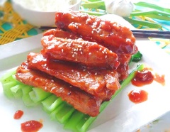 Xếp cải ra đĩa, cho sườn xào chua ngọt lên trên, rắc ít mè rang cho đẹp mắt là có thể dùng. Sườn rim chua ngọt ngon cơm với những cọng sườn non có lớp thịt dai thơm, béo ngậy, ngấm đều gia vị chua chua, mặn ngọt thơm phức. Có thể dùng ăn chơi cho bỏ thèm hoặc các bữa tiệc đoàn tụ gia đình nhé!