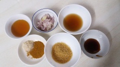 Đầu tiên chúng ta chặt và rửa sạch hà và ướp thịt gà. Cho thịt gà vào âu lớn, đổ hết các loại gia vị cùng vào, riêng đường và nước mắm cho một nửa số đó. Tất cả đảo đều và ướp 1 giờ đồng hồ.