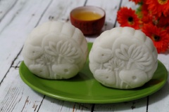 Bánh sau khi làm xong cần được cho vào túi và hàn kín miệng. Bạn cũng có thể cất bánh trong hộp kín để bảo quản. Bánh dẻo thường để sang ngày hôm sau mới ăn sẽ ngon hơn.