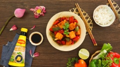 Dọn món ra dĩa, trang trí cùng ngò rí và dùng với nóng với cơm.