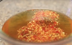 Chanh vắt lấy nước cốt. Cho nước mắm ra chén, thêm nước cốt chanh vào từng ít đến khi nếm có vị chua ngọt vừa ăn. Cuối cùng thêm ớt tỏi băm vào.