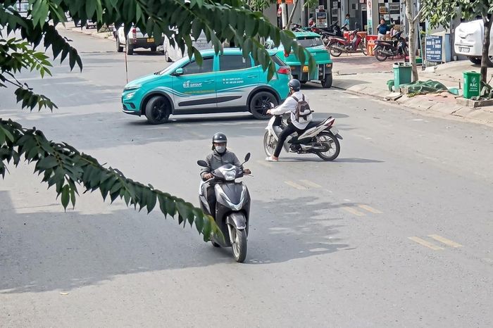 Khoảnh khắc nam sinh đi xe máy tốc độ cao đâm thẳng vào ô tô đang quay đầu - Báo Xây Dựng