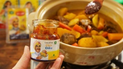 Sau 15 phút, cho thêm hành tây, nêm cà ri bò với muối, đường cho vừa miệng. Sau đó thêm nước cốt dừa, khuấy đều. Cuối cùng nêm thêm 1 muỗng canh cà ri dầu để tạo màu đỏ cam hấp dẫn cho cà ri, đun thêm 2 phút nữa là được.