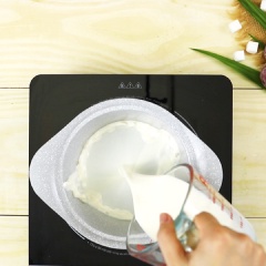 Nấu nước cốt chè: Cho vào nồi 200ml sữa tươi không đường, 150ml nước cốt dừa, 50gr sữa đặc, ¼ muỗng cà phê muối, lá dứa đun sôi hỗn hợp rồi tắt bếp để nguội.