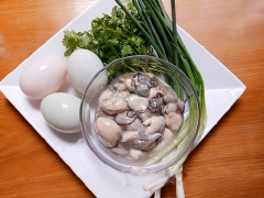 Hàu dùng dao nhọn lách tách lấy thịt hàu, rửa ruột hàu dưới vòi nước sạch. Ướp ruột hàu với một chút hạt nêm, hành băm nhỏ. Nếu không tự tách được thì lúc mua hàu bạn có thể nhờ người bán làm hộ nhé!