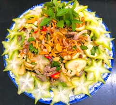 Múc gỏi đã trộn ra dĩa, xếp khế xung quanh để trang trí, tùy sở thích mà trang trí thế nào tùy cả nhà nhé. Có thể ăn kèm bánh phồng tôm nữa nha! Chúc cả nhà thành công, đừng quên chia sẻ thành phẩm với mình nha!
