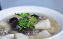 Cho thêm hành lá hoặc ngò rí để món ăn tăng thêm hương vị. Với chút biến tấu đơn giản bạn đã có món canh khoai sọ nấu mọc ngọt thơm, hấp dẫn, khoai bở bùi để cả nhà thưởng thức rồi.