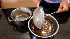 Đun sôi 1,5 lít nước sau đó thả trân châu vào và đun trong lửa nhỏ trong 15 phút. Sau 15 phút trân châu chín ta vớt trân châu ra 1 tô nước lạnh.