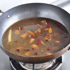 Đổ rượu nấu ăn dọc theo thành chảo. Xào một ít lần rồi đổ tiếp 2 muỗng canh nước tương, 1 muỗng canh hắc xì dầu, 1.5 muỗng cà phê muối, 1 muỗng cà phê hạt nêm, 1 muỗng cà phê ngũ vị hương, 2 cái hoa hồi, đảo đều. Sau đó đổ nước vào cho ngập sườn, đun sôi. Sau đó hạ nhỏ lửa đun tiếp khoảng 30-50 phút cho sốt sệt lại là được.