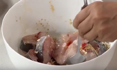 Ướp cá với hỗn hợp gia vị vừa trộn trong 20-30 phút cho thịt cá ngấm đều gia vị.