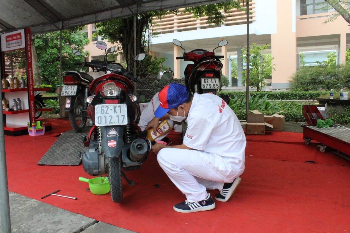 Honda Phát Tiến thay nhớt miễn phí cho xe của CB, GV, NV và sinh viên trường DLA