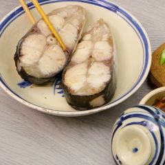 Bắc chảo dầu nóng, cho 1 con cá lóc đã cắt khoanh vào chiên sơ vàng 2 mặt, rồi vớt ra đĩa.