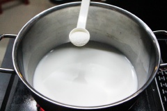 Nấu nước cốt dừa: Cho nước cốt dừa còn lại vào nồi, đun với lửa nhỏ. Hòa tan 1 muỗng canh bột năng cùng 1/2 chén nước lọc, đổ vào nồi cốt dừa. Nêm vào nồi: 1 muỗng canh đường, 1/2 muỗng cà phê muối. Khuấy đến khi, ước dừa có độ sền sệt thì tắt bếp. Bánh lá mít ngon tròn vị là nhờ có nước cốt dừa này đó.