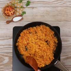 Bắc chảo cho 20gr bơ thực vật vào cùng tôm khô đã giã ở lửa nhỏ vừa, đảo đều tay cho đến khi ruốc hơi ráo thì cho tiếp 1 muỗng canh nước mắm và 2 muỗng canh đường vào, xào tiếp cho đến khi ruốc tơi ra, hơi vàng là được.