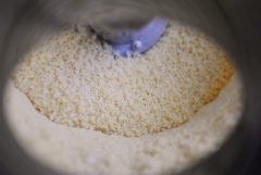 Cho 188gr phô mai Cheedar, 63gr phô mai Parmesan, 1 muỗng cà phê muối, 115g bơ lạt, 120g bột mì vào âu lớn trộn cho hỗn hợp quyện vào nhau. Sau đó cho từ từ 2 muỗng canh nước vào trộn cho đến khi hỗn hợp bông lên như những bông cải trắng.