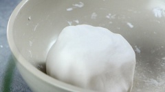 Cách làm phần vỏ bột lọc: cho vào tô 150gr bột năng, 1/2 muỗng cà phê muối, 1 muỗng cà phê đường và 1 muỗng cà phê dầu ăn, trộn đều tô bột. Đun nước sôi, cho từ từ 80ml nước vào tô, vừa cho vừa khuấy đều đến khi không còn bột khô. Dùng tay nhào đến khi tạo thành một khối bột mịn. Chia bột ra thành nhiều phần nhỏ, se bột thành khối dài rồi cắt ra thành những miếng nhỏ. Vo viên tròn từng miếng bột sau đó ấn dẹt, múc 1 phần vừa đủ nhân heo quay vào giữa rồi gói lại chặt tay.