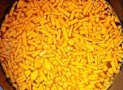 Cho bí đỏ, gạo nếp và đậu xanh không vỏ vào nồi, đổ đầy nước. Đặt lên bếp đun sôi. Khi nồi cháo bí đỏ sôi thì mở lửa nhỏ lại, tiếp tục nấu 20 phút.