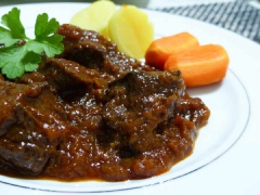 Bò hầm hành tây với hương vị đậm đà, thịt thơm béo, dai dai đặc trưng. Món này thích hợp cho các bữa ăn món Tây. Hãy thử làm ngay cho cả nhà thưởng thức nhé!