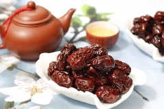 Mứt táo đỏ ngọt lịm với những quả mứt táo sáng bóng vàu đỏ bắt mắt tượng trưng may mắn ngày Tết. Thích hợp làm món ăn vặt nhâm nhi và đãi khách trong những ngày đầu năm.