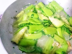 Mướp bắt đầu mềm và có độ trong nhẹ thì thêm tần ô vào, đảo đều và tiếp tục đun thêm 2 phút với lửa lớn. Tắt bếp, thêm hành và tiêu lên trên. Như thế mướp và tần ô đều giữ được độ giòn, ngọt, vị đậm đà.