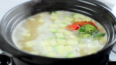 Khi rau củ chín cho vào 1 muỗng canh ớt bột và vài lát ớt tươi. Thêm hải sản và đậu phụ vào nồi, nấu thêm 2 phút nữa thì tắt bếp.