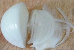 Rau càng cua rửa sạch, để ráo. Hành tây, hành tím, bóc vỏ, rửa sạch, cắt lát mỏng. Cà chua rửa sạch, cắt lát.