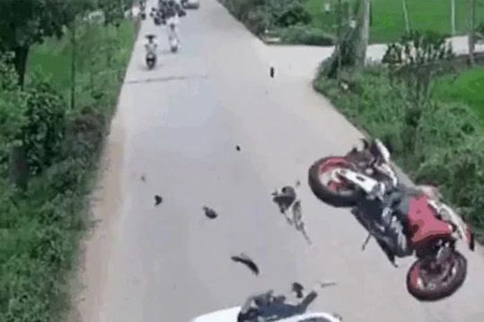 Phóng tốc độ kinh hoàng, biker phân khối lớn tông trực diện ô tô rồi văng lên nắp capo - Tạp chí Doanh Nghiệp Việt Nam