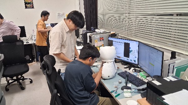 【開発の舞台裏に迫る】高齢者ケア向け対話ロボットができるまで