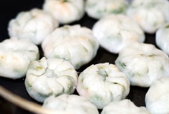 Cách làm bánh bao chiên nước: Đun nóng 1-2 muỗng canh dầu ăn trong chảo trên ngọn lửa vừa rồi cho bánh bao vào chiên. Chiên trong vài phút mỗi bên cho đến khi bánh có màu vàng nâu. Thêm ½ chén nước vào chảo sau đó đậy nắp chảo lại. Giảm nhiệt và để hơi sôi trong 3 phút hoặc cho đến khi vỏ bánh có màu hơi trong. Vỏ vung chảo ra, tăng lửa đến mức trung bình và tiếp tục đun thêm trong vào phút cho đến khi nước bay hơi, bánh có màu nâu nhạt. Cho bánh ra và ăn nóng nhé!