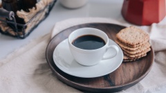 Sau khi đổ, bạn khuấy đều cốc cà phê, đồng thời bạn sẽ thấy một bề mặt màu caramel ở trên và bây giờ bạn có một cốc cà phê thơm ngon đậm đà cách pha chế cà phê kiểu Ý. Ngược lại với cách thưởng thức cà phê nguyên chất của người Việt là phải nhâm nhi, Espresso chỉ thật ngon khi bạn thưởng thức hết tách cà phê trong vài hớp, không tới 1 phút để cạn ly. Cà phê Espresso nguyên chất nếu để lâu trong không khí, chỉ cần hơn 1 phút thôi là ly cà phê sẽ bị giảm mất hương và vị do không khí lạnh và oxi hóa. Khi đã thưởng thức hết ly cà phê Espresso, dư vị ngọt của cà phê nguyên chất sẽ còn lưu lại rất lâu trong khoang miệng và nơi cổ họng. Vị của Espresso vừa đậm đà, lại vừa thanh thoát, sáng sớm mà làm một tách cà phê Espresso nóng thì còn gì bằng!