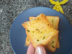 Bánh mì tỏi bơ giòn béo là món ăn vặt yêu thích của nhiều người. Vừa giúp tận dụng được nguyên liệu bánh mì sandwich dư thừa không dùng hết, vừa có được món ngon nhâm nhi cùng cả nhà.
