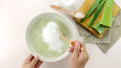 Rửa nha đam lại lần dưới vòi nước lạnh. Vớt ra để ráo nước, trộn nha đam với 100gr đường phèn. Ngâm 15 phút cho đường tan và nha đam thấm ngọt thì nước nha đam đường phèn mới ngon.